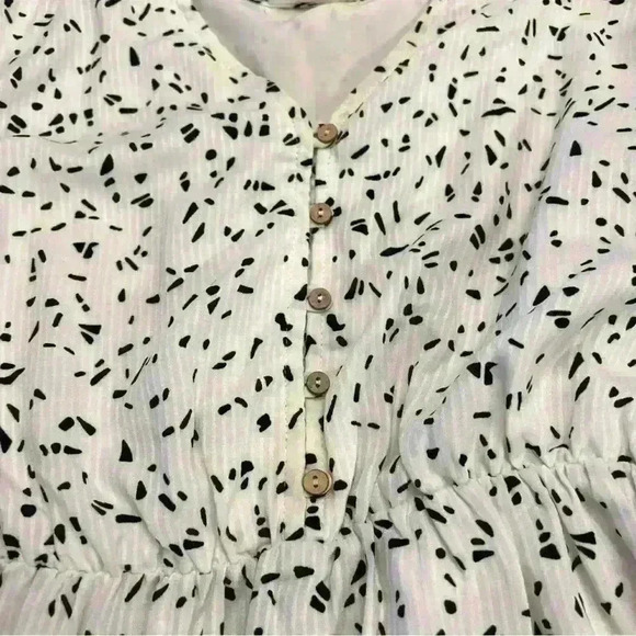 Main Strip White and Black Flutter Sleeve Flowy Dress Size M - Picture 5 of 5